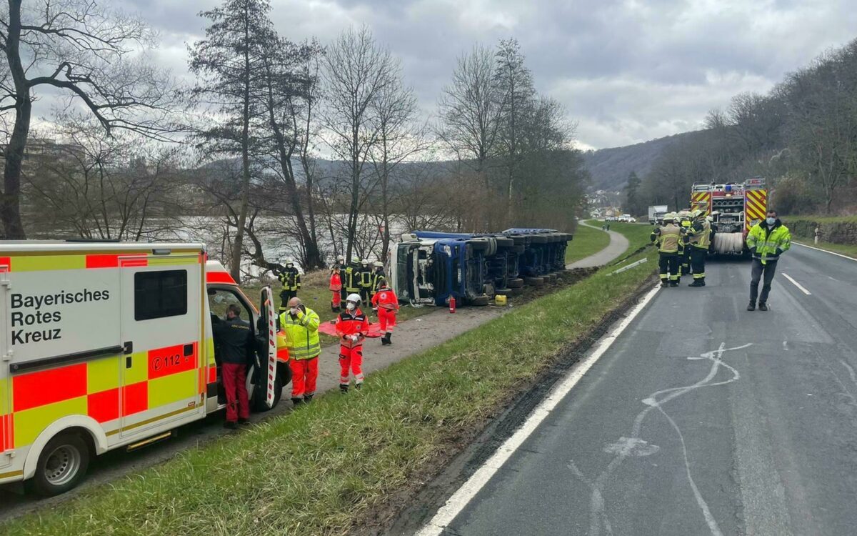 Ein LKW liegt auf einem Radweg Ein LKW liegt auf einem Radweg